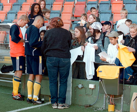 Markus Allbäck, Henrik Larsson och supporter, Sverige