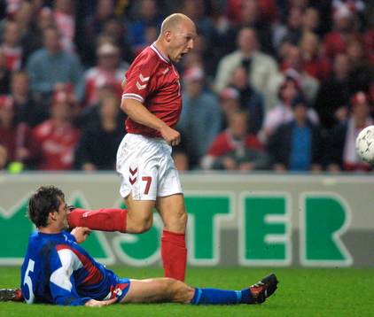 Thomas Gravesen hoppar över Petur Haflidi Marteinsson och