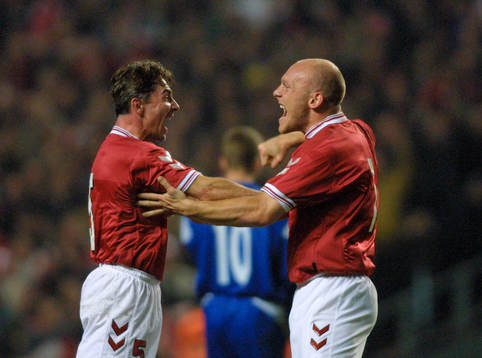 Jan Heintze gratulerar Thomas Gravesen till 3-0-målet