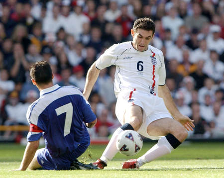 Martin Keown, England och Theo Zagorakis, Grekland