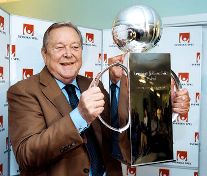 Lennart Johansson visar stolt upp pokalen