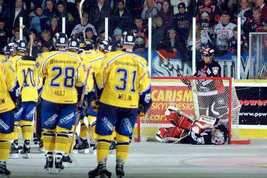 HV 71 jublar medans Andreas Hadelöv, Malmö depp