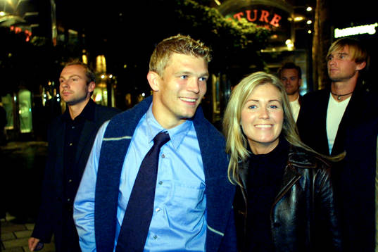 fotboll, Marcus Allbäck med flickvän på väg till