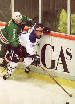 Daniel Larsson, Rögle, tacklar Jens Nielsen, Leksand