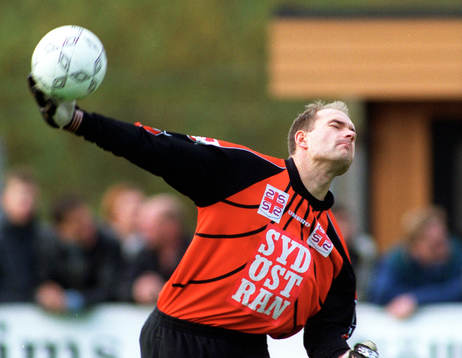 Fredrik Olsson, målvakt, Mjällby, gör ett utkast