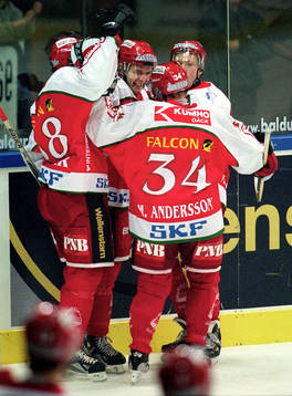 Patrik Carnbäck gratuleras