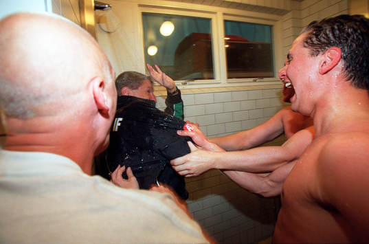 Sören Cratz, tränare i Hammarby, duschas…
