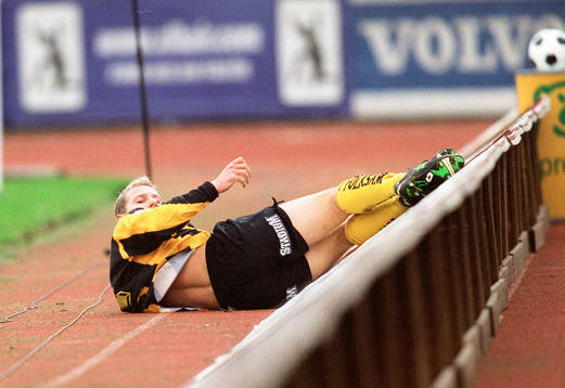 Jonas Henriksson, Häcken, liggandes på löparbanan…
