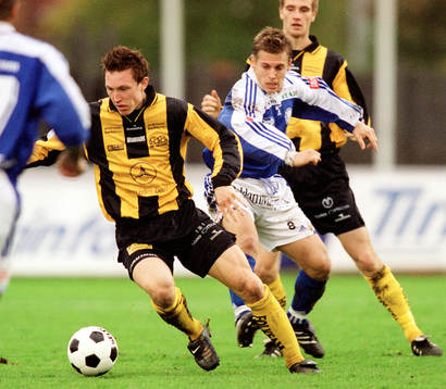 Kim Källström, Häcken, dribblar förbi Daniel Näsholm,