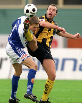 Michael Brundin i en närkamp med en Häckenspelare