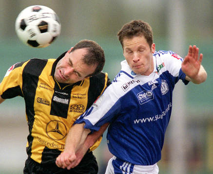 Lars Oscarsson i en duell med en Häckenspelare
