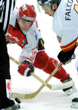 Mikael Andersson kämpar om pucken med Nichlas Falk