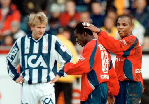 Alvaro Santos klappar om John Pelu