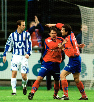 Målskytten Lars Bakkerud och Michael Hansson, Helsingborg