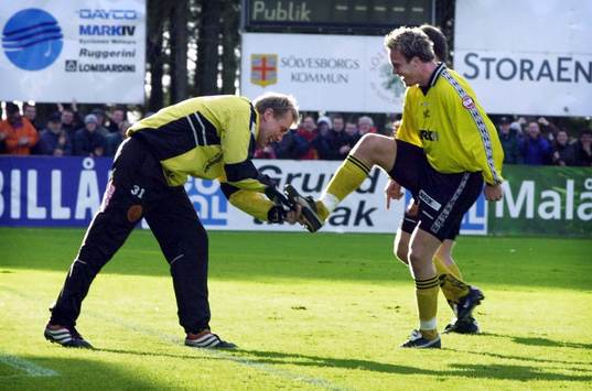 Hasse Larsson, tränare Mjällby (Hans Larsson) putsar