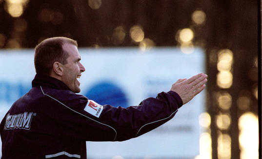 Tor-Arne Fredheim, IFK-tränaren, pekar mot allsvenskan