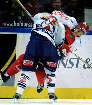 Joakim Nordstrand stoppar Pelle Prestberg