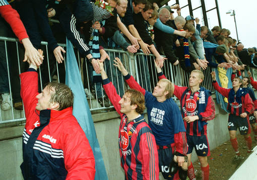 Djurgården hyllas av sina supportar på Vångavallen