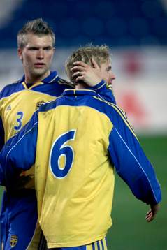 Fredrik Risp gratulerar Christian Wilhelmsson