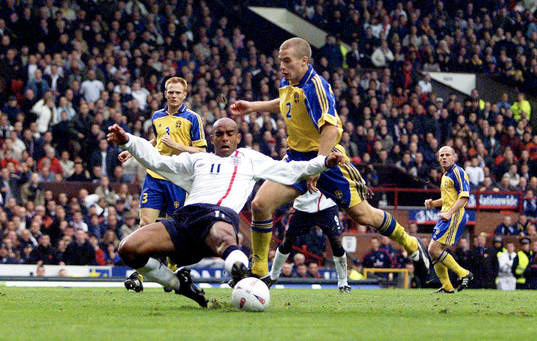 Trevor Sinclair, England kastar sig fram för att nå