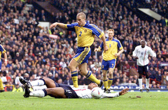 Trevor Sinclair, England kastar sig fram för att nå