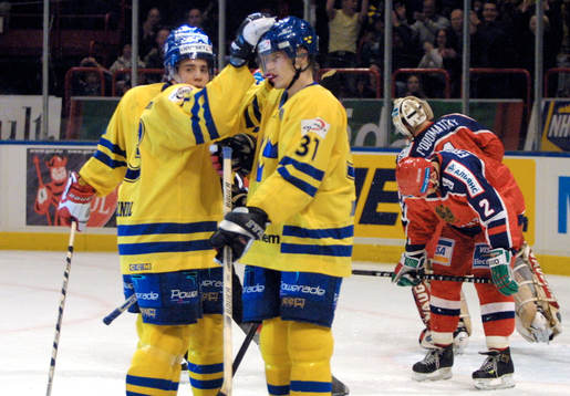 Målskyttarna Mattias Weinhandl (2-1) och Jonas Johnson