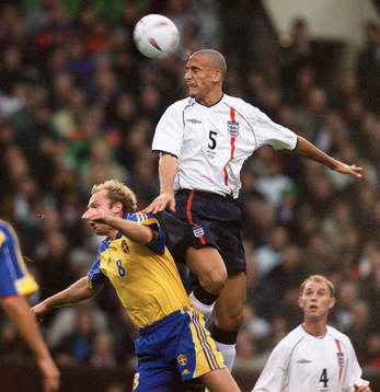 Håkan Mild, Sverige och Rio Ferdinand, England. Nickduell