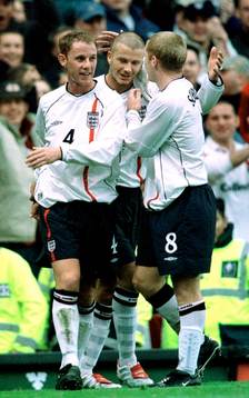 David Beckham, England gratuleras av Nicky Butt och Paul