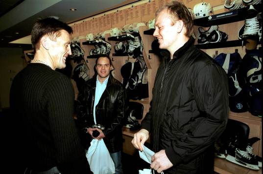 Börje Salming träffar Mats Sundin i omklädningsrummet
