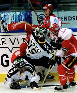 Rikard Ekström och Yared Hagos i AIK brottas med Jonas