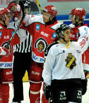 Marian Kacir gratuleras av Joel Lundqvist och Patrik