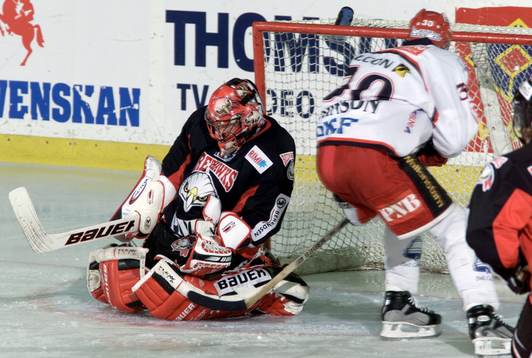 Andreas Hadelöv, Malmö, räddar Jonas Johnsos, Frölunda,