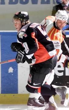 Mika Hannula forcerar förbi Tommy Sjödin