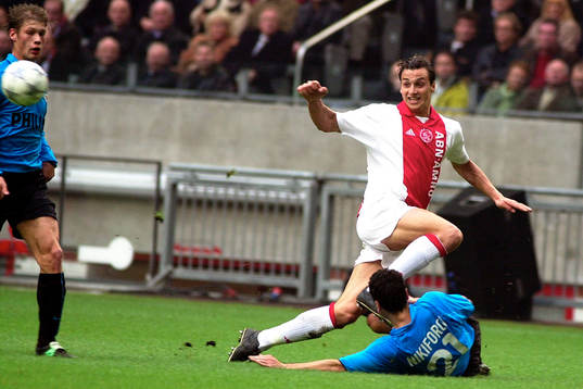 Zlatan Ibrahimovic, Ajax tacklas av Yuri Nikiforov,