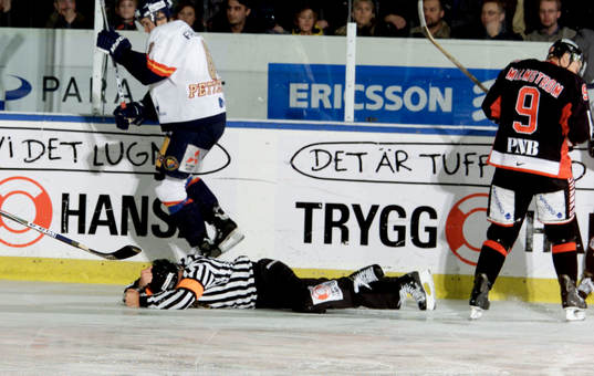 Peter Andersson, huvuddomare, trillade på isen och Ronnie