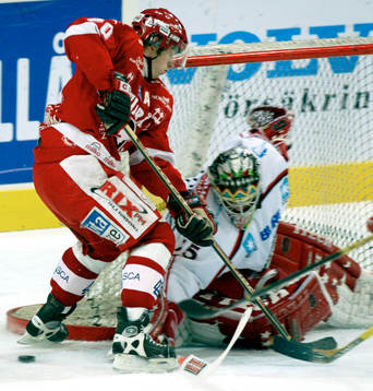 Pucken gick inte Timrås väg. Här missar Henrik