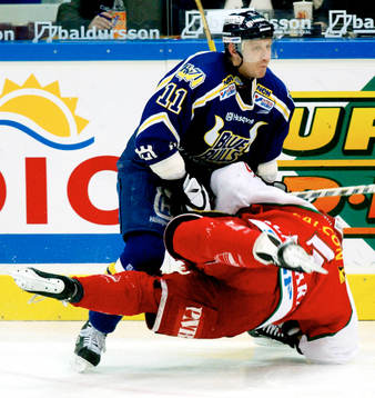 Oleg Belov, HV 71 får Jan-Axel Alavaara, Frölunda på fall