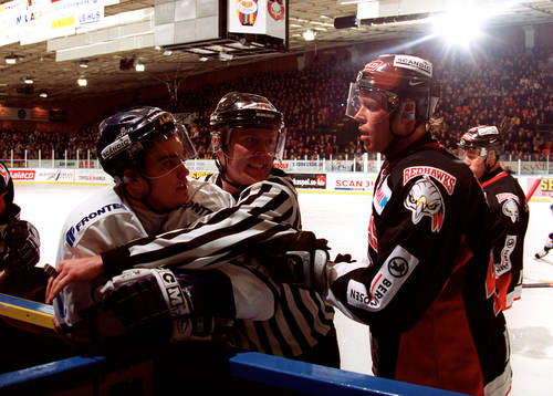 Linjedomaren Morgan Claesson skiljer på Johan Norgren,