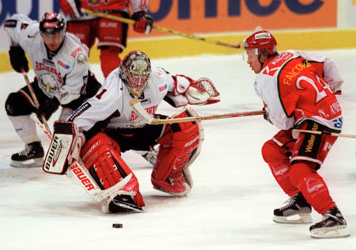 Niklas Andersson, Frölunda rundar Andreas Hadelöv, Malmö