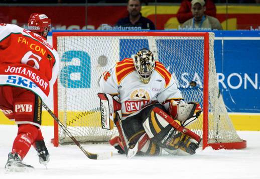 Magnus Johansson, Frölunda sätter pucken bakom Johan