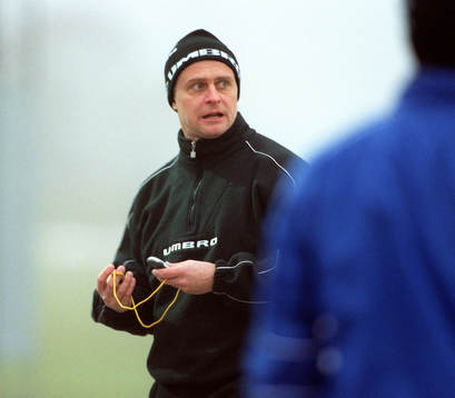 Jonas Thern tränar Halmstad i kylan/dimman
