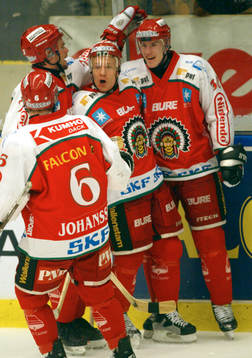 Niklas Andersson gratuleras