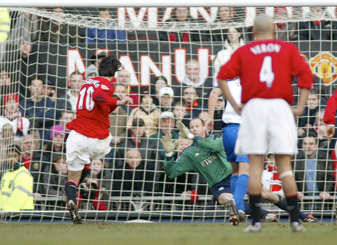 Manchester's Ruud van Nistelrooy gör mål på straff