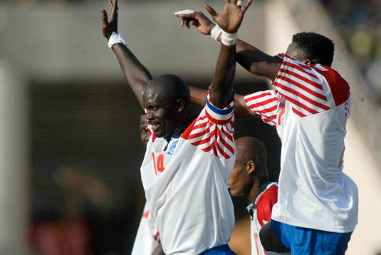 Gheorge Weah, Liberia har gjort 0-1 och jublar