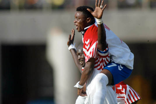Gheorge Weah, Liberia har gjort 0-1 och grattas av Frank
