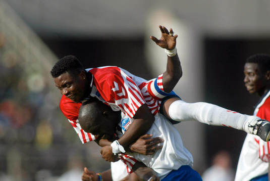 Gheorge Weah, Liberia har gjort 0-1 och grattas av Frank