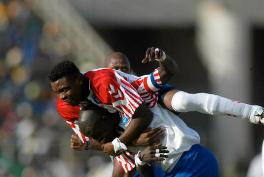 Gheorge Weah, Liberia har gjort 0-1 och grattas av Frank