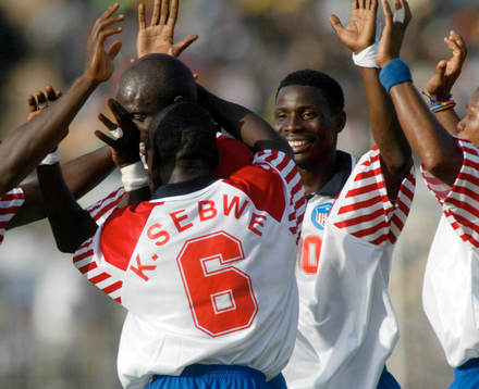 Gamle Gheorge Weah, Liberia har gjort 0-1 och grattas av bl