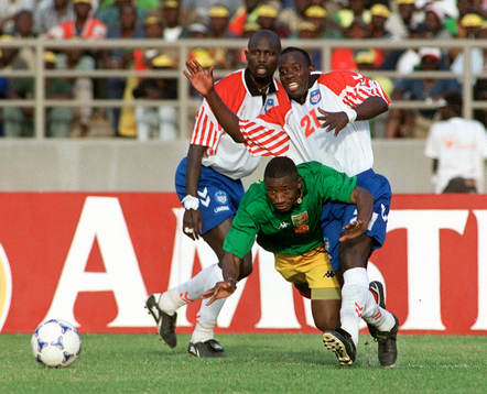Basala Tourè, Mali, stoppas av Thomas Kojo (21), Liberia
