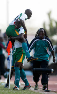 Diatta Lamine, Senegal har avgjort och hoppar upp i famnen